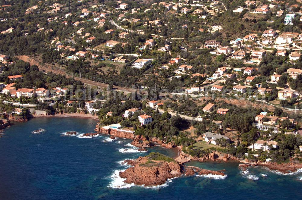 Agay from above - Blick auf luxuriöse Villen in der Esterel-Region bei Agay an der Cote d' Azur in Frankreich. Dazwischen verläuft die Corniche d' Or und dahinter der französische Hochgeschwindigkeitszug TGV.