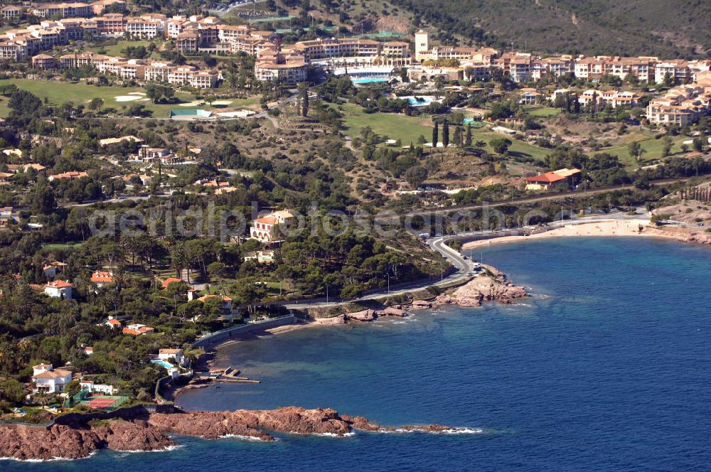 Aerial photograph Agay - Blick auf luxuriöse Villen und Ferienwohnungen in der Esterel-Region bei Agay an der Cote d' Azur in Frankreich. Davor verläuft die Küstenstrasse Corniche d' Or und der französische Hochgeschwindigkeitszug TGV.