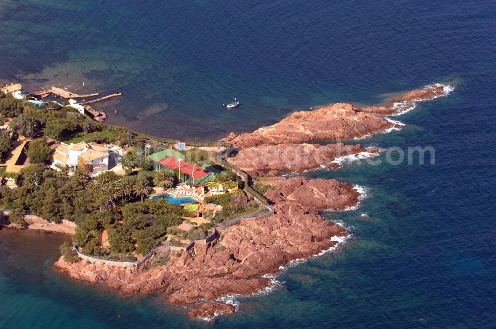 Aerial photograph Agay - Blick auf ein luxuriöses Ambiente in der Esterel-Region bei Agay an der Cote d' Azur in Frankreich.