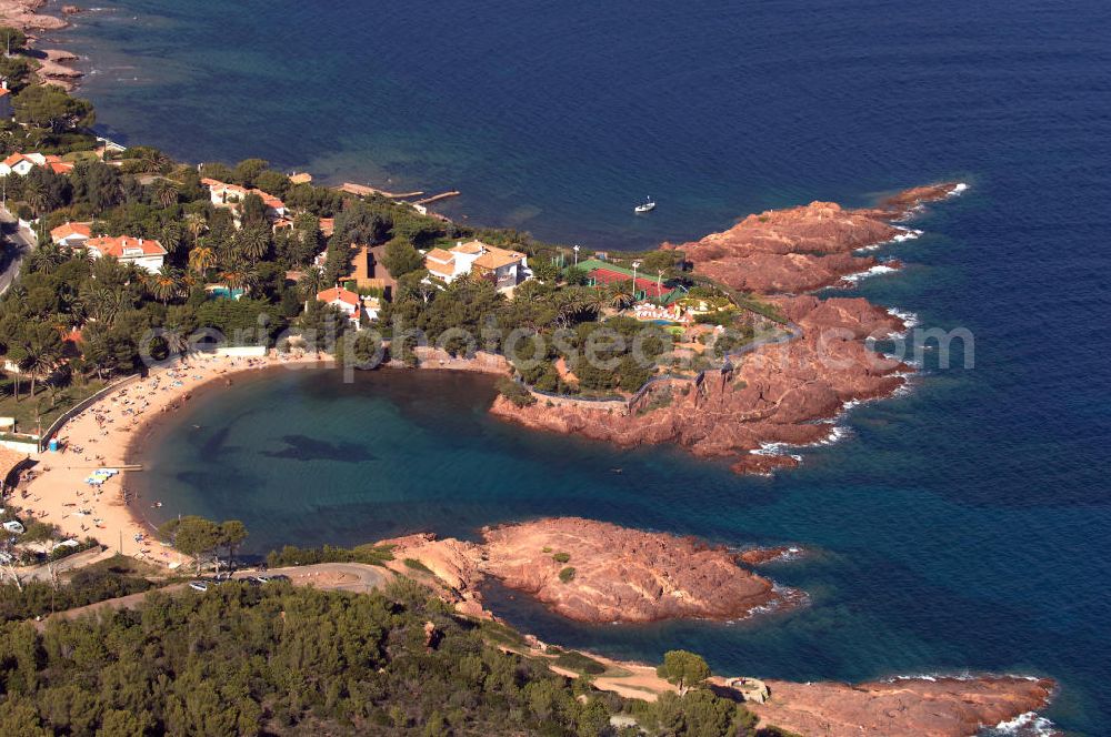 Agay from above - Blick auf ein luxuriöses Ambiente in der Esterel-Region bei Agay an der Cote d' Azur in Frankreich.