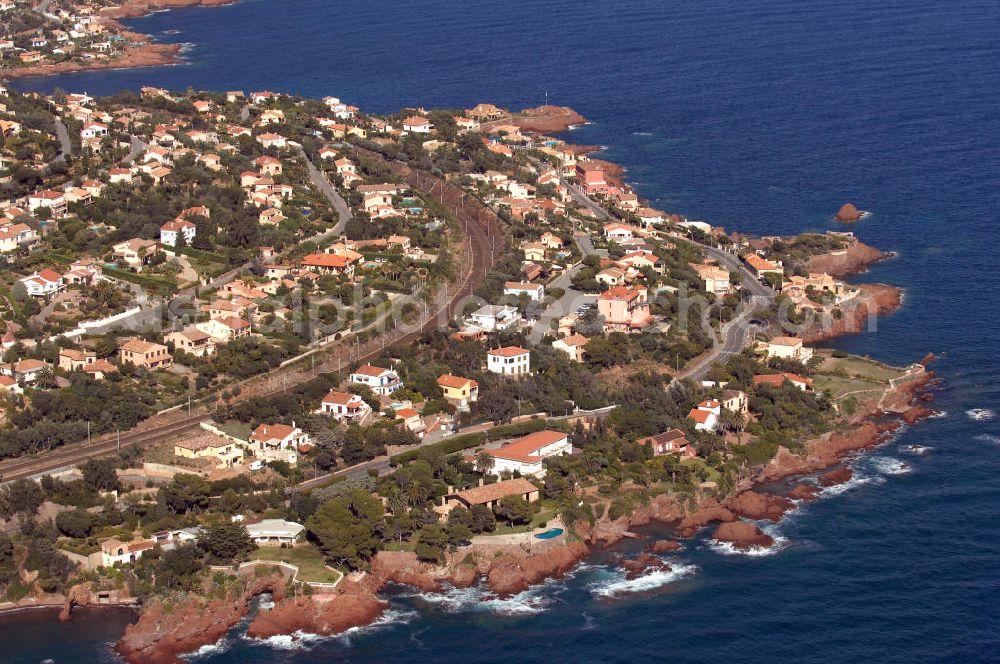 Agay from the bird's eye view: Blick auf luxuriöse Villen in der Esterel-Region bei Agay an der Cote d' Azur in Frankreich. Dazwischen verläuft die Corniche d' Or und dahinter der französische Hochgeschwindigkeitszug TGV.