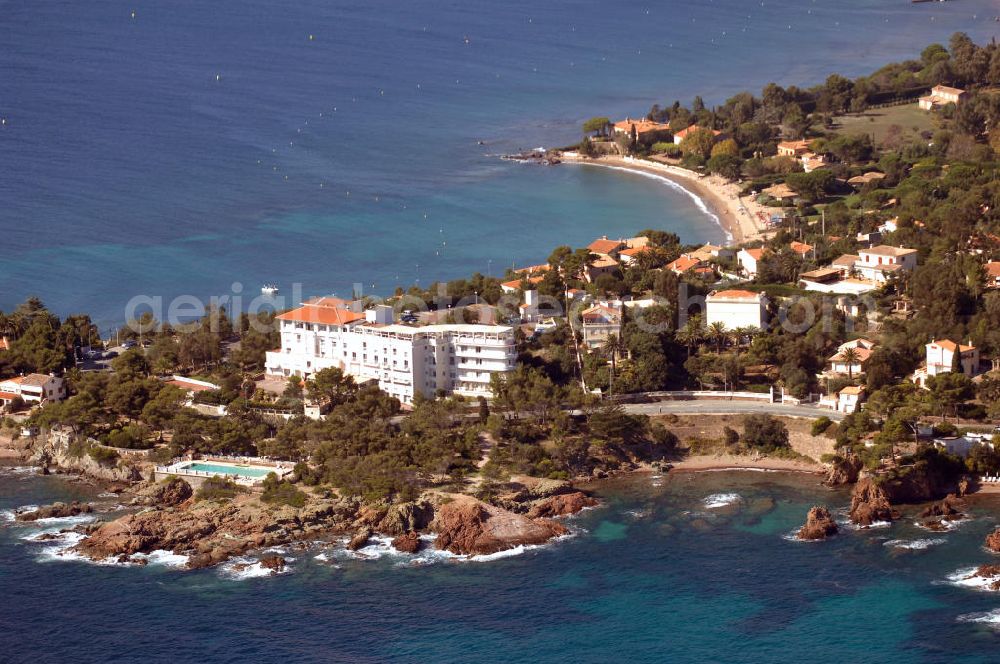 Agay from the bird's eye view: Blick auf ein luxuriöses Ambiente in der Esterel-Region bei Agay an der Cote d' Azur in Frankreich. Davor verläuft die Küstenstrasse Corniche d' Or.