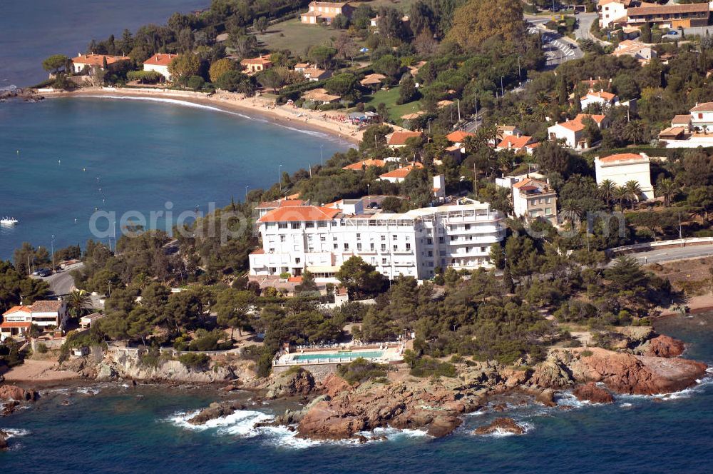 Aerial image Agay - Blick auf ein luxuriöses Ambiente in der Esterel-Region bei Agay an der Cote d' Azur in Frankreich. Davor verläuft die Küstenstrasse Corniche d' Or.