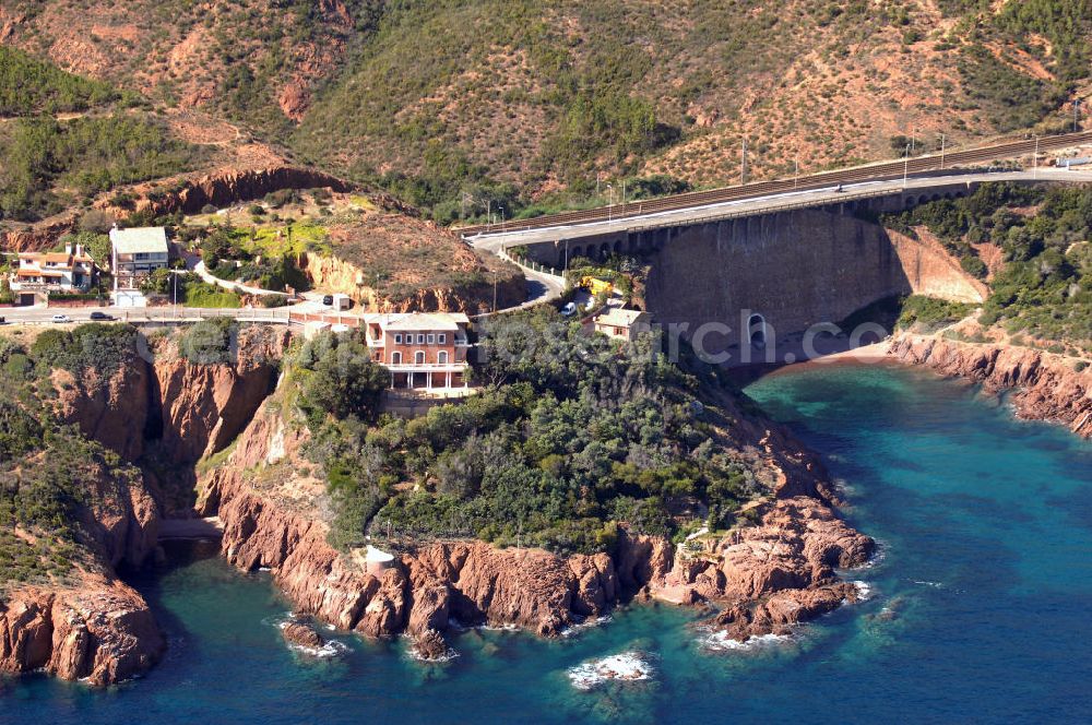 Aerial image Miramar - Blick auf ein luxuriöses Ambiente in der Esterel-Region bei Miramar an der Cote d' Azur in Frankreich. Dahinter erstreckt sich die Corniche d' Or und der französische Hochgeschwindigkeitszug TGV.