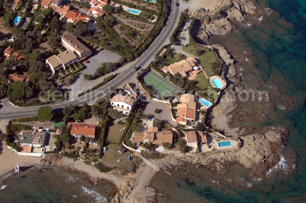 Les Issambres from above - Blick auf ein luxuriöses Ambiente am Strand von Les Issambres an der Cote d' Azur in Frankreich.