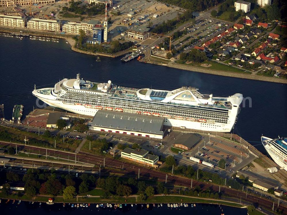 Aerial image Rostock - Warnemünde - Blick auf das Cruise Center an dem Luxusliner vor Anker liegen.Mit rund 100 Anläufen von knapp 30 Kreuzfahrtschiffen und mehr als 100.000 Passagieren pro Jahr zählt Rostock-Warnemünde zu den bedeutendsten Kreuzfahrthäfen Deutschlands. Hafen-Entwicklungsgesellschaft Rostock mbH, Ost-West-Str. 32; D - 18147 Rostock; +49 (0) 381 350 0; +49 (0) 381 350 5515; info@rostock-port.de