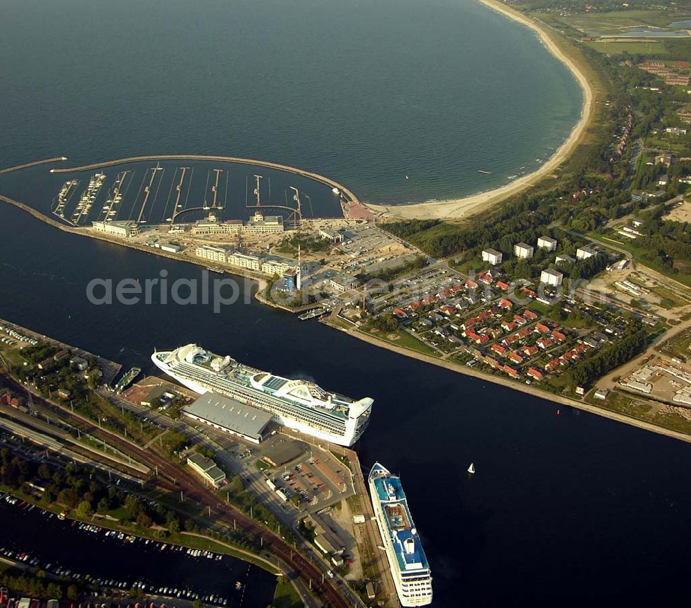 Rostock - Warnemünde from above - Blick auf das Cruise Center an dem Luxusliner vor Anker liegen.Mit rund 100 Anläufen von knapp 30 Kreuzfahrtschiffen und mehr als 100.000 Passagieren pro Jahr zählt Rostock-Warnemünde zu den bedeutendsten Kreuzfahrthäfen Deutschlands. Hafen-Entwicklungsgesellschaft Rostock mbH, Ost-West-Str. 32; D - 18147 Rostock; +49 (0) 381 350 0; +49 (0) 381 350 5515; info@rostock-port.de