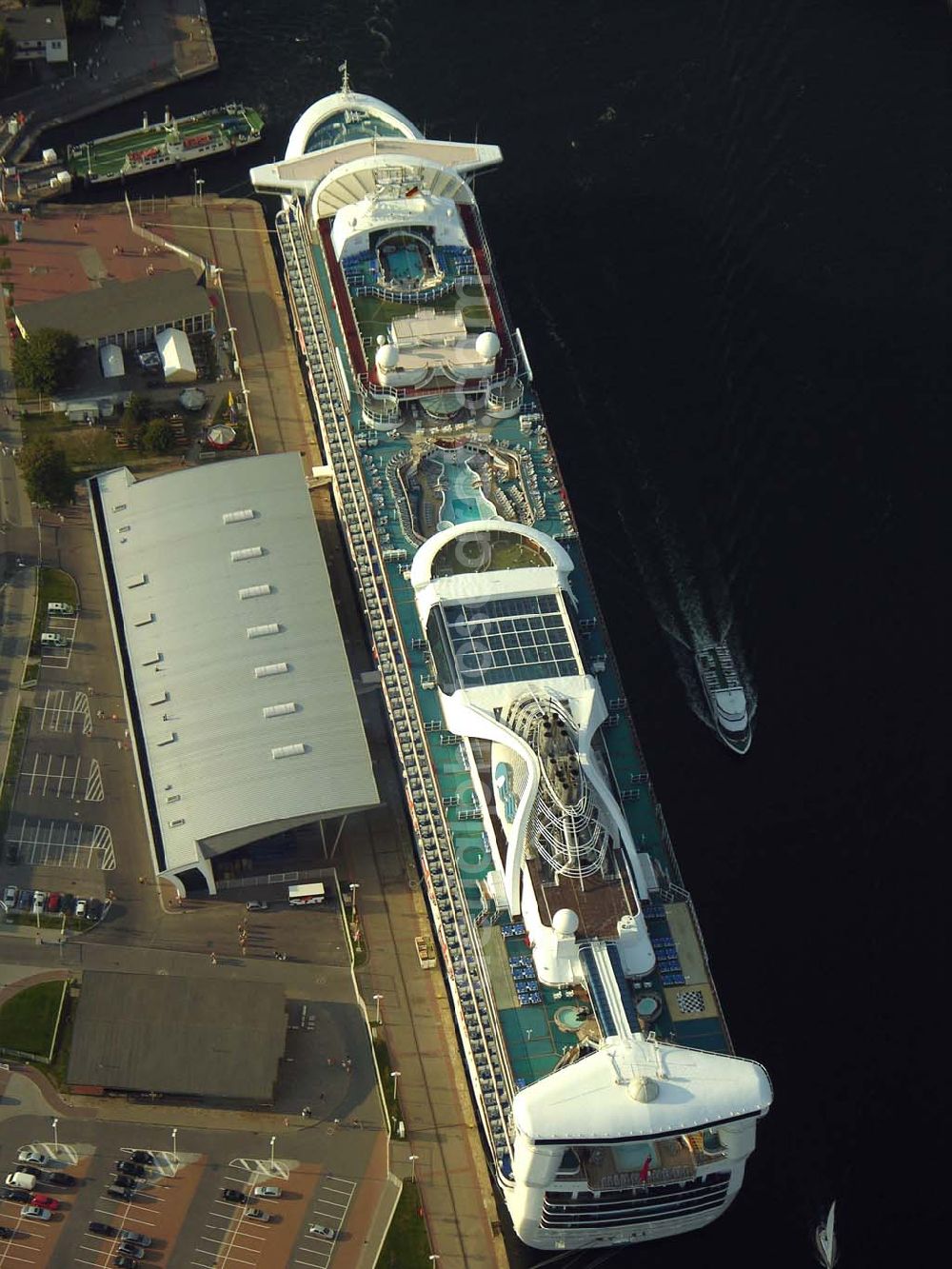 Rostock - Warnemünde from the bird's eye view: Blick auf das Cruise Center an dem Luxusliner vor Anker liegen.Mit rund 100 Anläufen von knapp 30 Kreuzfahrtschiffen und mehr als 100.000 Passagieren pro Jahr zählt Rostock-Warnemünde zu den bedeutendsten Kreuzfahrthäfen Deutschlands. Hafen-Entwicklungsgesellschaft Rostock mbH, Ost-West-Str. 32; D - 18147 Rostock; +49 (0) 381 350 0; +49 (0) 381 350 5515; info@rostock-port.de