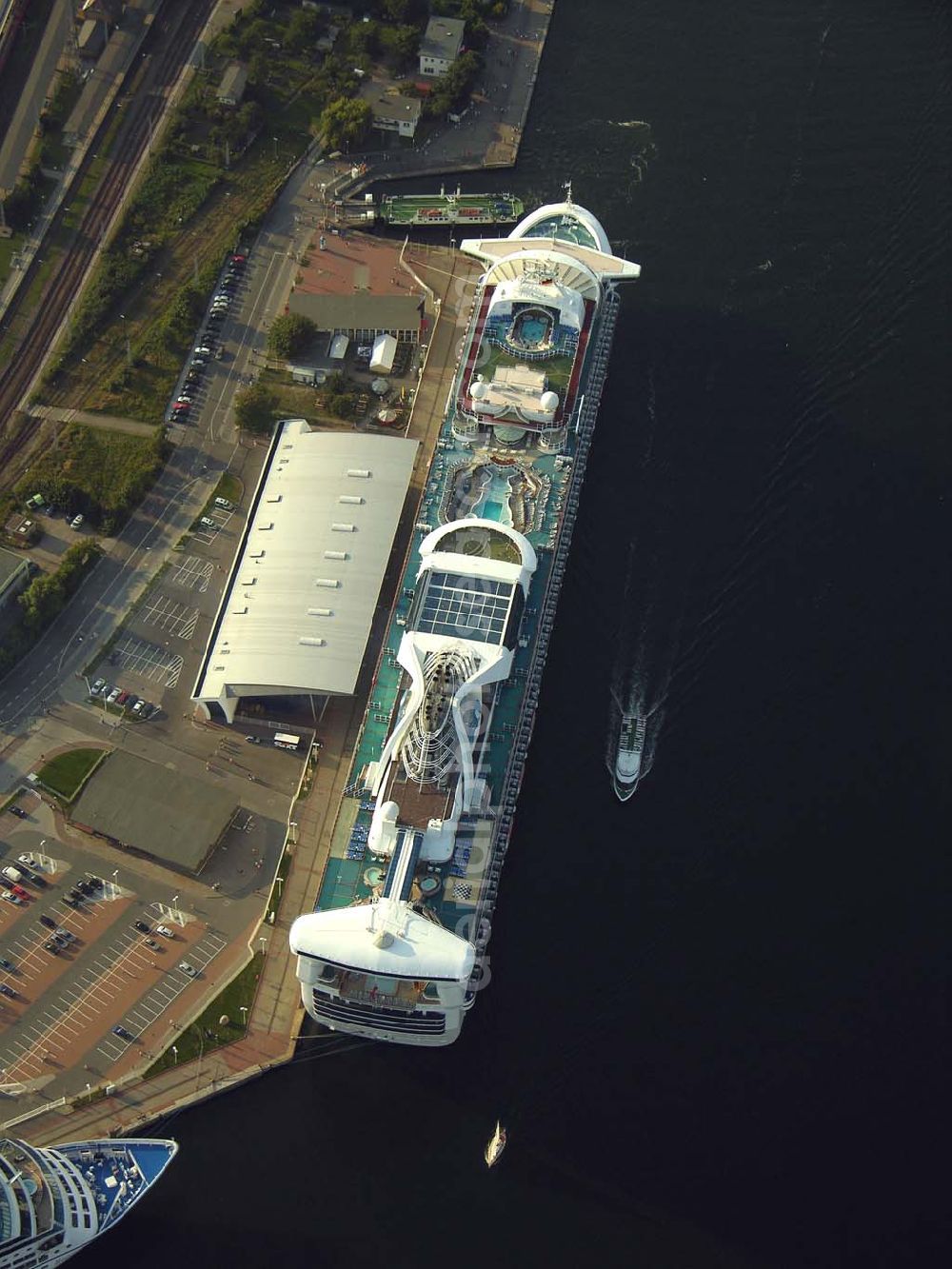 Aerial image Rostock - Warnemünde - Blick auf das Cruise Center an dem Luxusliner vor Anker liegen.Mit rund 100 Anläufen von knapp 30 Kreuzfahrtschiffen und mehr als 100.000 Passagieren pro Jahr zählt Rostock-Warnemünde zu den bedeutendsten Kreuzfahrthäfen Deutschlands. Hafen-Entwicklungsgesellschaft Rostock mbH, Ost-West-Str. 32; D - 18147 Rostock; +49 (0) 381 350 0; +49 (0) 381 350 5515; info@rostock-port.de