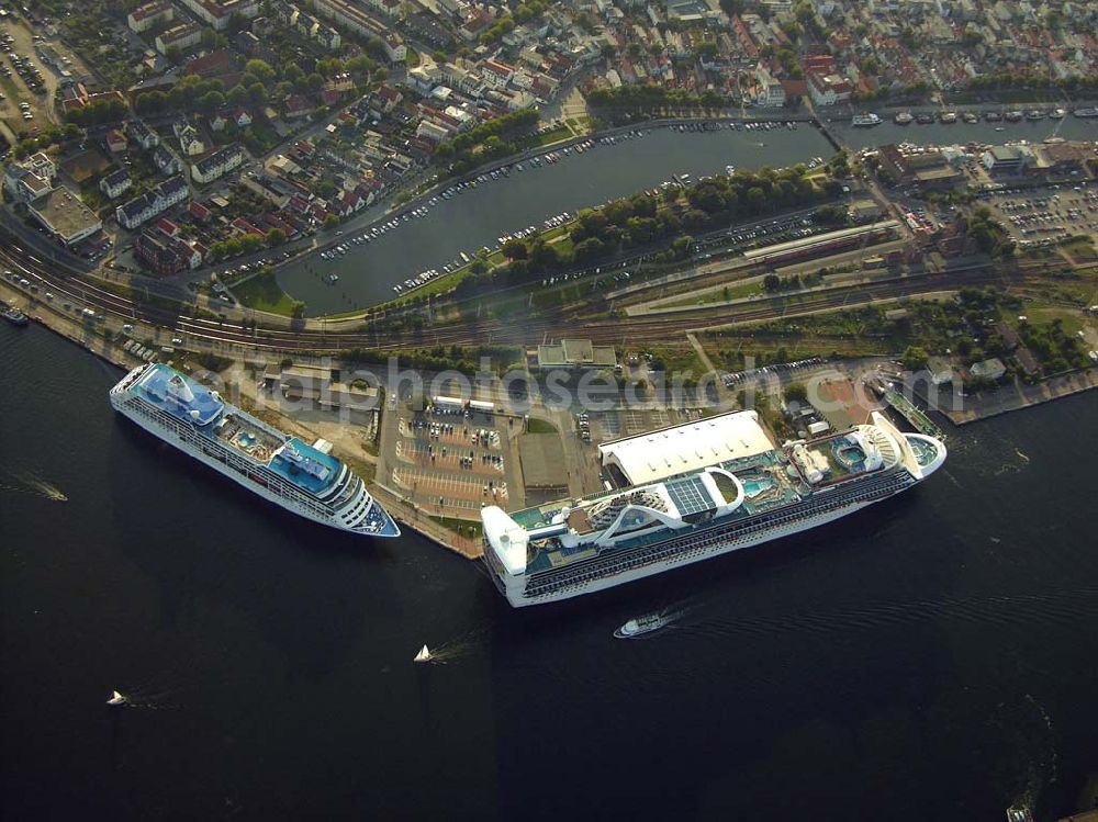 Aerial photograph Rostock - Warnemünde - Blick auf das Cruise Center an dem Luxusliner vor Anker liegen.Mit rund 100 Anläufen von knapp 30 Kreuzfahrtschiffen und mehr als 100.000 Passagieren pro Jahr zählt Rostock-Warnemünde zu den bedeutendsten Kreuzfahrthäfen Deutschlands. Hafen-Entwicklungsgesellschaft Rostock mbH, Ost-West-Str. 32; D - 18147 Rostock; +49 (0) 381 350 0; +49 (0) 381 350 5515; info@rostock-port.de