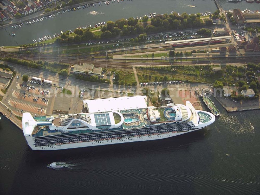 Rostock - Warnemünde from above - Blick auf das Cruise Center an dem Luxusliner vor Anker liegen.Mit rund 100 Anläufen von knapp 30 Kreuzfahrtschiffen und mehr als 100.000 Passagieren pro Jahr zählt Rostock-Warnemünde zu den bedeutendsten Kreuzfahrthäfen Deutschlands. Hafen-Entwicklungsgesellschaft Rostock mbH, Ost-West-Str. 32; D - 18147 Rostock; +49 (0) 381 350 0; +49 (0) 381 350 5515; info@rostock-port.de