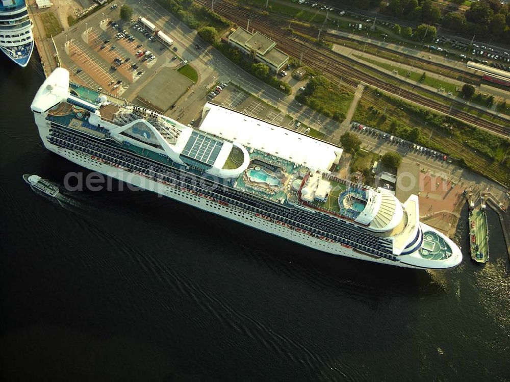 Rostock - Warnemünde from the bird's eye view: Blick auf das Cruise Center an dem Luxusliner vor Anker liegen.Mit rund 100 Anläufen von knapp 30 Kreuzfahrtschiffen und mehr als 100.000 Passagieren pro Jahr zählt Rostock-Warnemünde zu den bedeutendsten Kreuzfahrthäfen Deutschlands. Hafen-Entwicklungsgesellschaft Rostock mbH, Ost-West-Str. 32; D - 18147 Rostock; +49 (0) 381 350 0; +49 (0) 381 350 5515; info@rostock-port.de