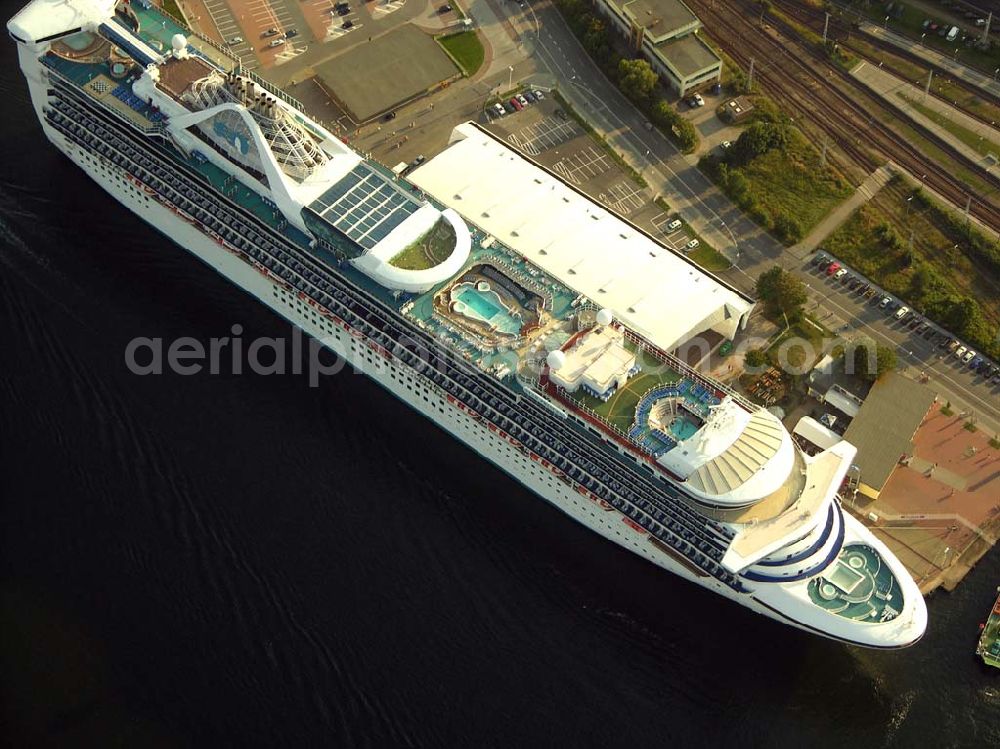 Aerial image Rostock - Warnemünde - Blick auf das Cruise Center an dem Luxusliner vor Anker liegen.Mit rund 100 Anläufen von knapp 30 Kreuzfahrtschiffen und mehr als 100.000 Passagieren pro Jahr zählt Rostock-Warnemünde zu den bedeutendsten Kreuzfahrthäfen Deutschlands. Hafen-Entwicklungsgesellschaft Rostock mbH, Ost-West-Str. 32; D - 18147 Rostock; +49 (0) 381 350 0; +49 (0) 381 350 5515; info@rostock-port.de