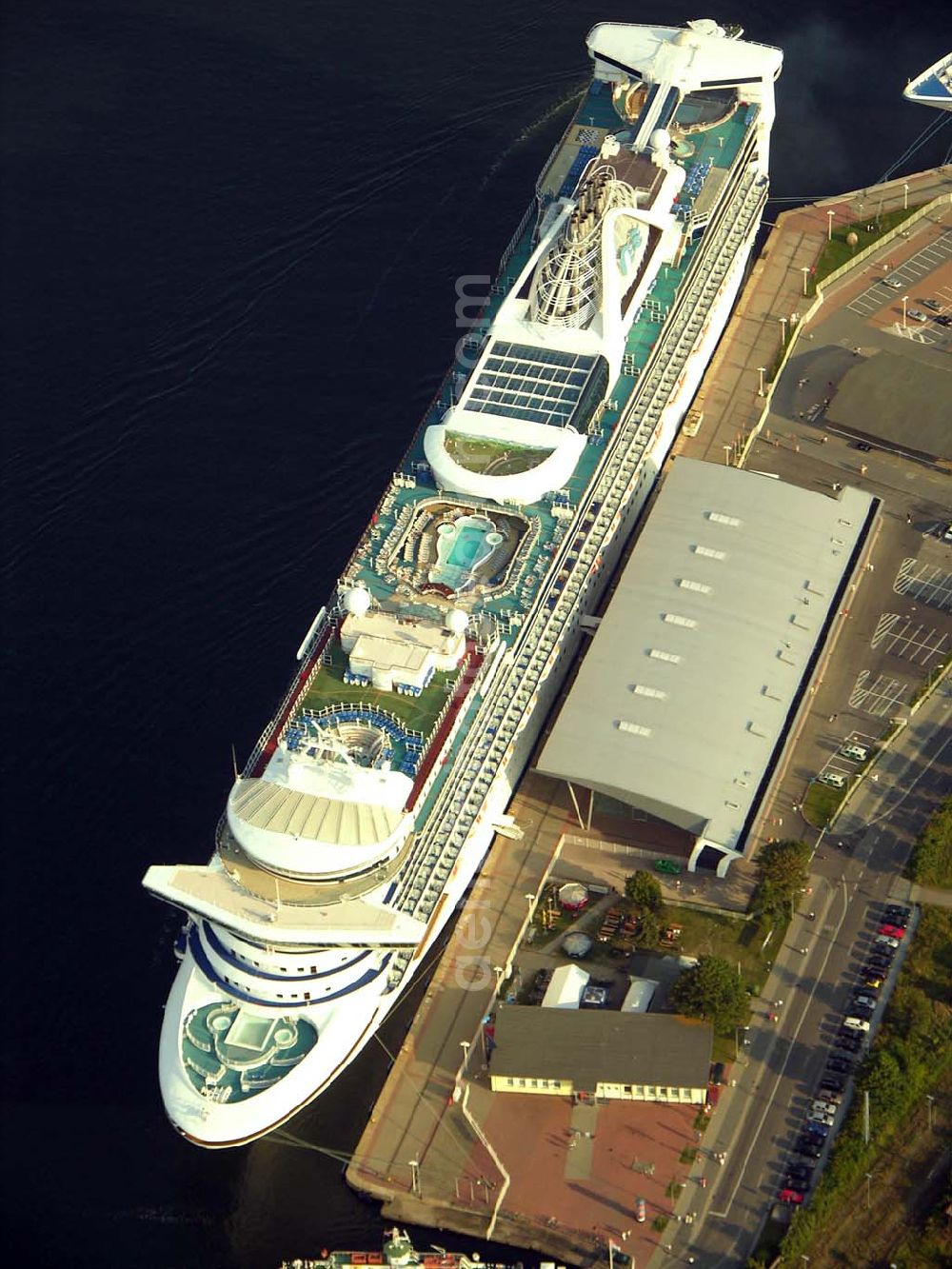 Rostock - Warnemünde from the bird's eye view: Blick auf das Cruise Center an dem Luxusliner vor Anker liegen.Mit rund 100 Anläufen von knapp 30 Kreuzfahrtschiffen und mehr als 100.000 Passagieren pro Jahr zählt Rostock-Warnemünde zu den bedeutendsten Kreuzfahrthäfen Deutschlands. Hafen-Entwicklungsgesellschaft Rostock mbH, Ost-West-Str. 32; D - 18147 Rostock; +49 (0) 381 350 0; +49 (0) 381 350 5515; info@rostock-port.de