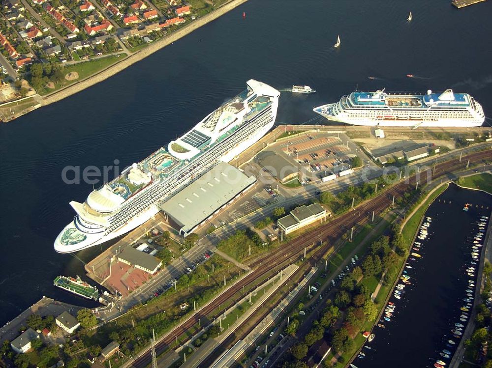 Aerial image Rostock - Warnemünde - Blick auf das Cruise Center an dem Luxusliner vor Anker liegen.Mit rund 100 Anläufen von knapp 30 Kreuzfahrtschiffen und mehr als 100.000 Passagieren pro Jahr zählt Rostock-Warnemünde zu den bedeutendsten Kreuzfahrthäfen Deutschlands. Hafen-Entwicklungsgesellschaft Rostock mbH, Ost-West-Str. 32; D - 18147 Rostock; +49 (0) 381 350 0; +49 (0) 381 350 5515; info@rostock-port.de