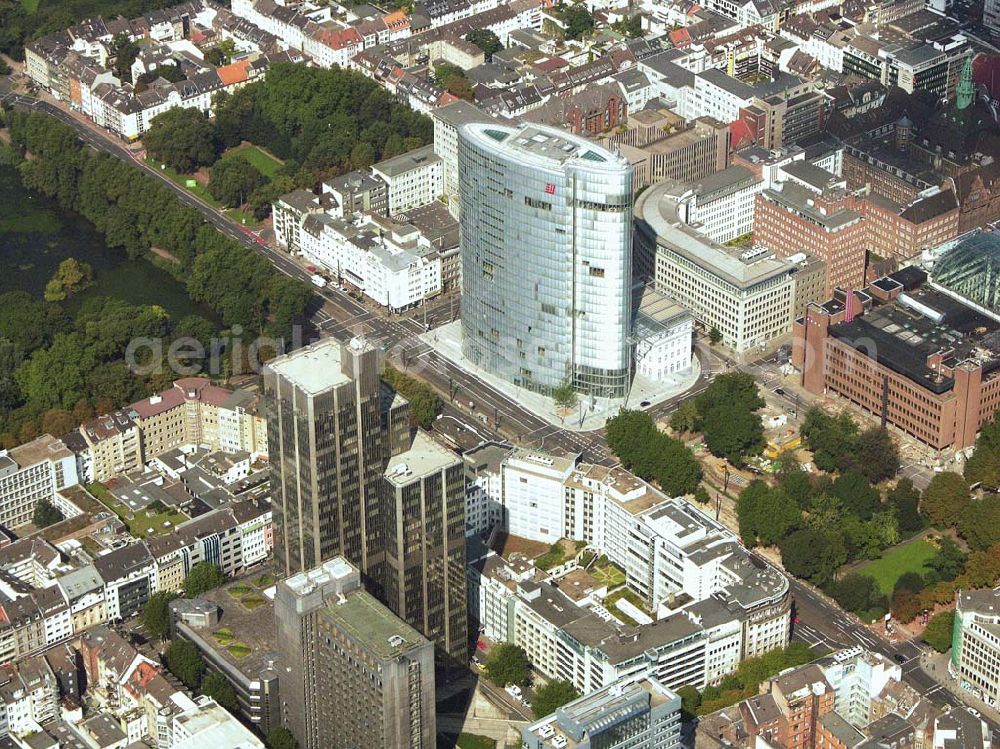 Aerial image Düsseldorf (NRW) - Blick auf das südlich der Düsseldorfer Innenstadt gelegene LVA-Hochhaus (Landesversicherungsanstalt) in der Königsallee. Dem gegenüber steht das neue fertiggestelle Büro- und Geschäftshaus Gap 15 am Graf-Adolf-Platz. Landesversicherungsanstalt Rheinprovinz, Königsallee 71, 40215 Düsseldorf