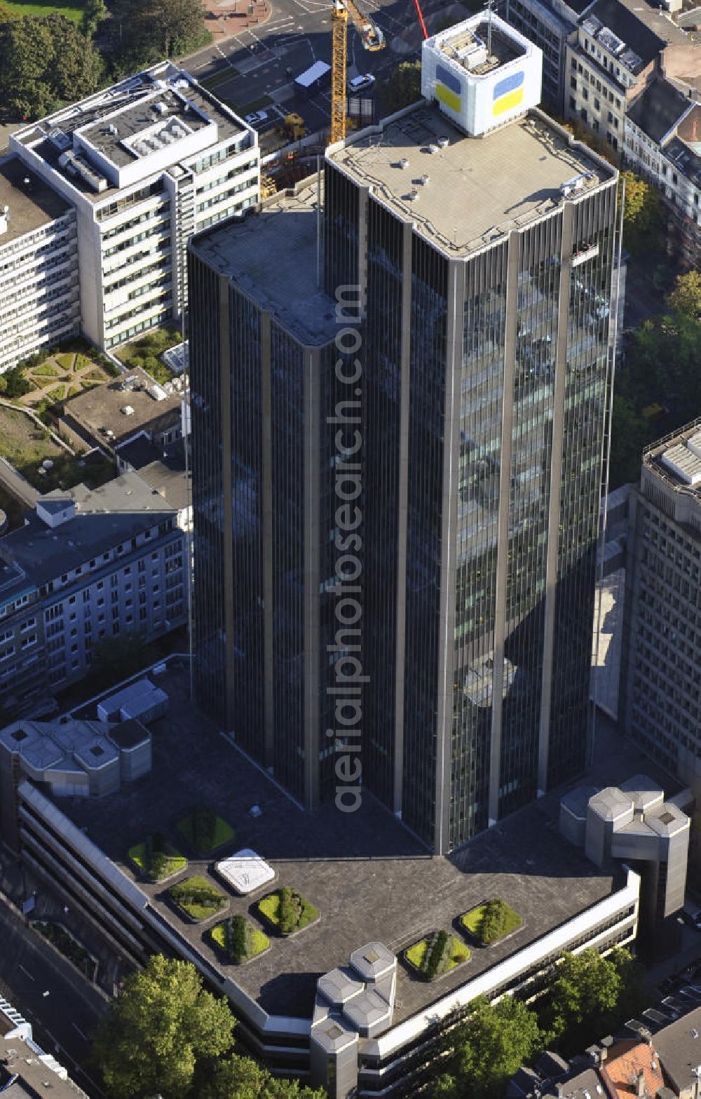 Düsseldorf from the bird's eye view: Blick auf das LVA Hochhaus(Landesversicherungsanstalt) in der Innenstadt.Es ist Hauptsitz der Deutschen Rentenversicherung Rheinland.View to the LVA (state insurance institution) in downtown.It is the central office of the German Pension Fund in Rhineland.