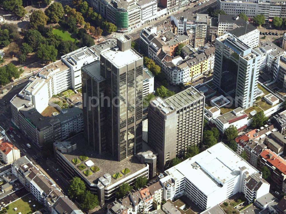 Düsseldorf (NRW) from the bird's eye view: Blick auf das südlich der Düsseldorfer Innenstadt gelegene LVA-Hochhaus (Landesversicherungsanstalt) in der Königsallee. Landesversicherungsanstalt Rheinprovinz, Königsallee 71, 40215 Düsseldorf