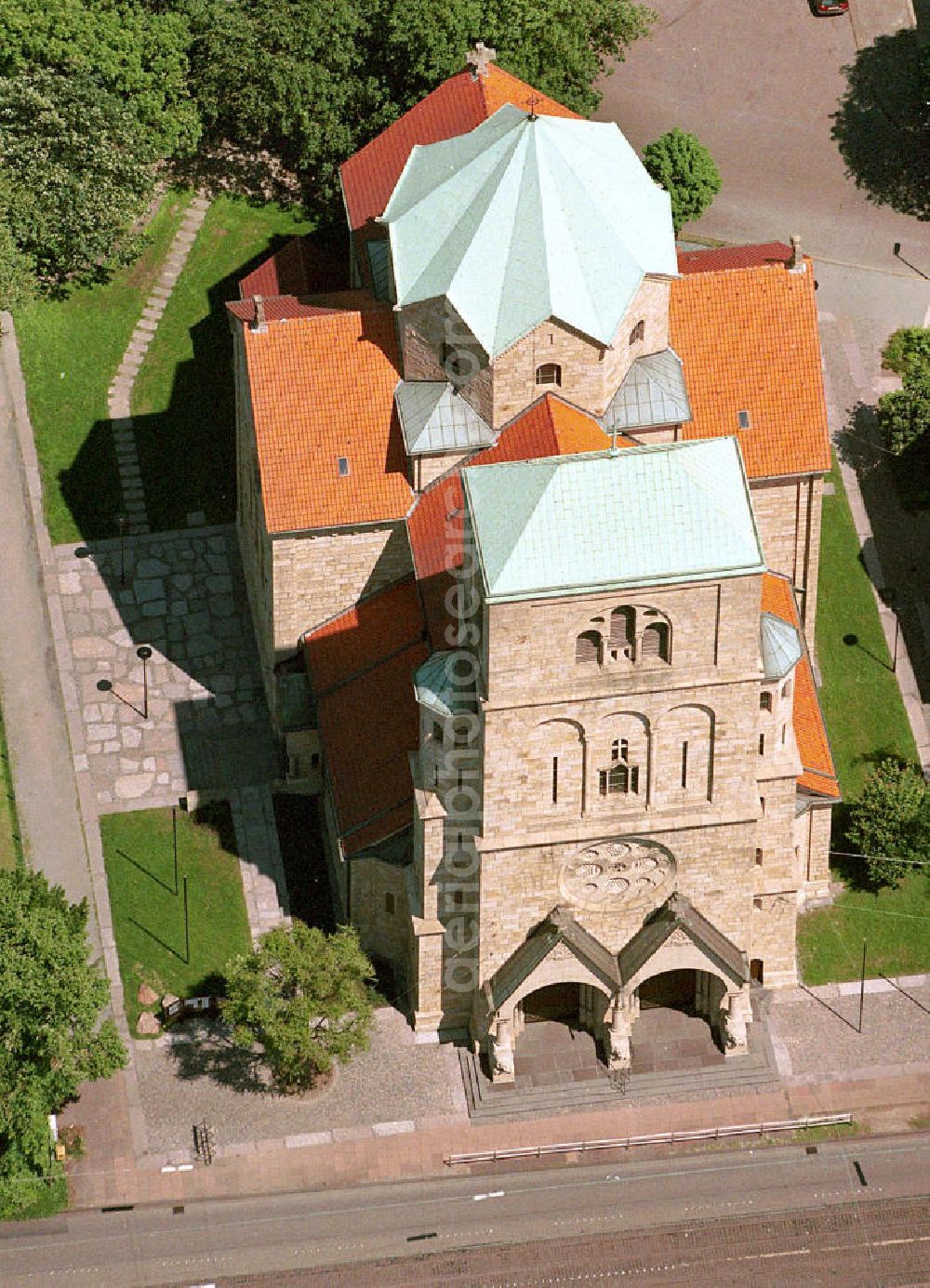 Aerial photograph Herne - Blick auf die St.Josefs Kirche in Wanne-Eickel, einem Stadtteil von Herne in Nordrhein-Westfalen. Wegen der Figuren vor dem Eingang wird der Bau von 1901 auch als Löwenkirche bezeichnet. View to the St.Josef church in Wanne-Eickel, an district of the city Herne in Nordrhein-Westfalen. Because of the figures in front of the entrance the building is also called Lion Church. The cathedral was constructed in 1901.