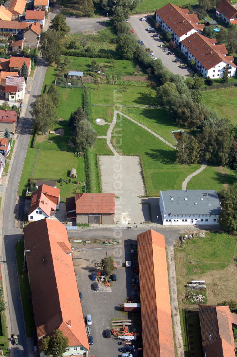 Madelungen from the bird's eye view: Blick auf dasLandhotel Zur alten Schrotmühle, dem Quartier der EUROVIA an der Max-Kürschner-Strasse / im Dorfe in Madelungen / Türingen im Rahmen der Neubauarbeiten BAB A4 .