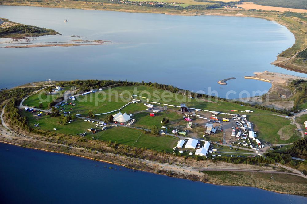 Aerial photograph Großpösna - Auf dem Gelände des ehemaligen Braunkohle Tagebaus Espenhain in Sachsen enstanden der Störmthaler See und die Magdeborner Halbinsel, auf der unter an derem das Highfield-Festival stattfindet. Der ehemalige Tagebau wurde am 13. September 2003 geflutet. The former opencast mining Espenhain in Saxony turned into a lake and a peninsula called Magdeborner Halbinsel on which fastivals take place. It is situated near Großpoesna.