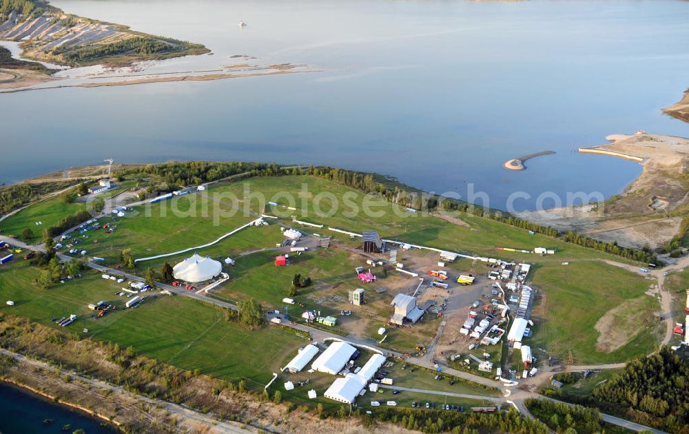 Großpösna from the bird's eye view: Auf dem Gelände des ehemaligen Braunkohle Tagebaus Espenhain in Sachsen enstanden der Störmthaler See und die Magdeborner Halbinsel, auf der unter an derem das Highfield-Festival stattfindet. Der ehemalige Tagebau wurde am 13. September 2003 geflutet. The former opencast mining Espenhain in Saxony turned into a lake and a peninsula called Magdeborner Halbinsel on which fastivals take place. It is situated near Großpoesna.