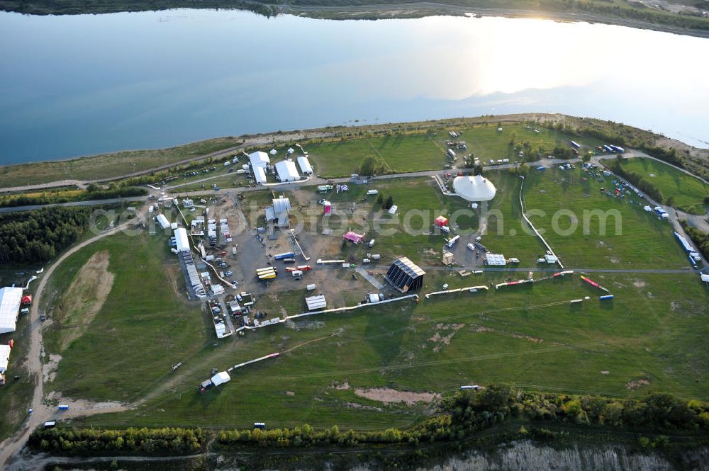 Großpösna from the bird's eye view: Auf dem Gelände des ehemaligen Braunkohle Tagebaus Espenhain in Sachsen enstanden der Störmthaler See und die Magdeborner Halbinsel, auf der unter an derem das Highfield-Festival stattfindet. Der ehemalige Tagebau wurde am 13. September 2003 geflutet. The former opencast mining Espenhain in Saxony turned into a lake and a peninsula called Magdeborner Halbinsel on which fastivals take place. It is situated near Großpoesna.