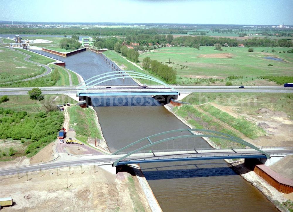 Magdeburg / Sachsen - Anhalt from the bird's eye view: Autobahnbrücken über dem Abstiegskanal Rothensee am Wasserstrßenkreuz Magdeburg in Magdeburg - Nord. Ein Projekt des: Wasserstraßen-Neubauamt Magdeburg, Frau Roskoden ,Kleiner Werder 5c, 39114 MAGDEBURG Tel.: 0391-5352168