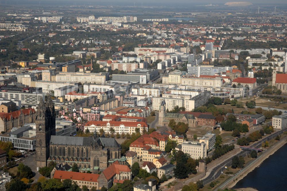 Aerial photograph Magdeburg - Blick auf den Magdeburger Dom mit der Grünen Zitadelle im Hintergrund. Der evangelische Dom St. Katharina und St. Mauritius ist der ältesten gotischen Bauwerke Deutschlands. Von den 10 bis 15 mittelalterlichen Glocken des Domes sind heute noch fünf erhalten, deren drei großen eines der schwersten und größten Barockgeläute Deutschlands bilden. Und Obwohl der Dom mehrmals geplündert und fast zerstört wurde, birgt er viele Kunstschätze. Adresse: Evangelische Domgemeinde, Am Dom 1, 39104 Magdeburg Tel.: +49(0)391 5410436