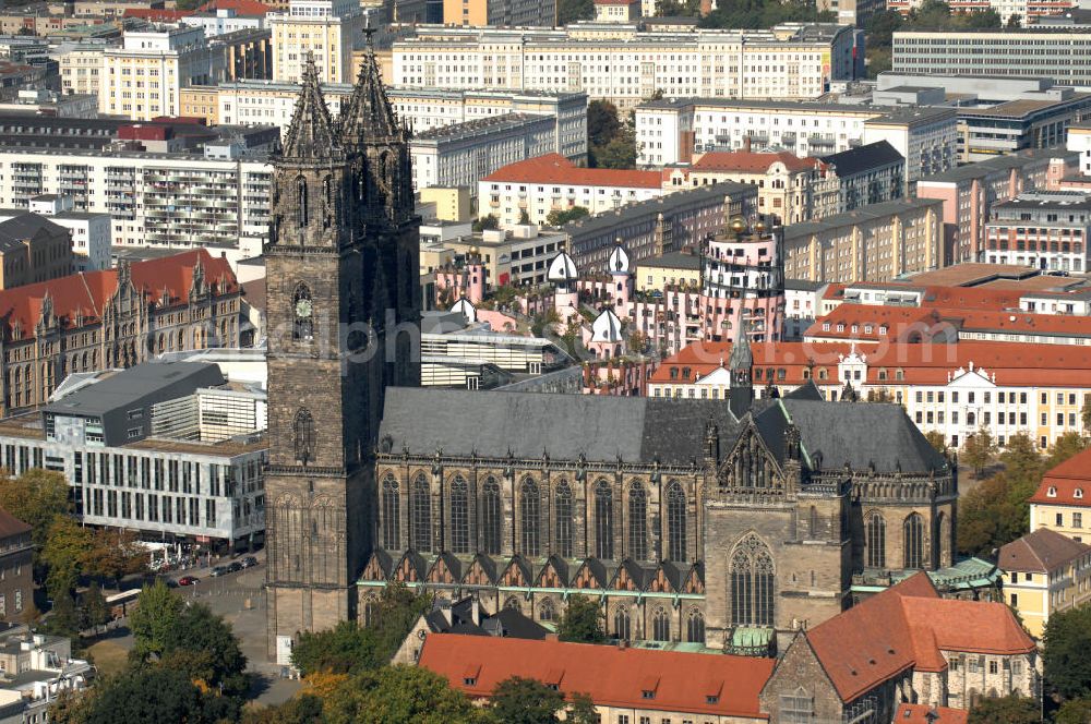 Aerial image Magdeburg - Blick auf den Magdeburger Dom mit der Grünen Zitadelle im Hintergrund. Der evangelische Dom St. Katharina und St. Mauritius ist der ältesten gotischen Bauwerke Deutschlands. Von den 10 bis 15 mittelalterlichen Glocken des Domes sind heute noch fünf erhalten, deren drei großen eines der schwersten und größten Barockgeläute Deutschlands bilden. Und Obwohl der Dom mehrmals geplündert und fast zerstört wurde, birgt er viele Kunstschätze. Adresse: Evangelische Domgemeinde, Am Dom 1, 39104 Magdeburg Tel.: +49(0)391 5410436