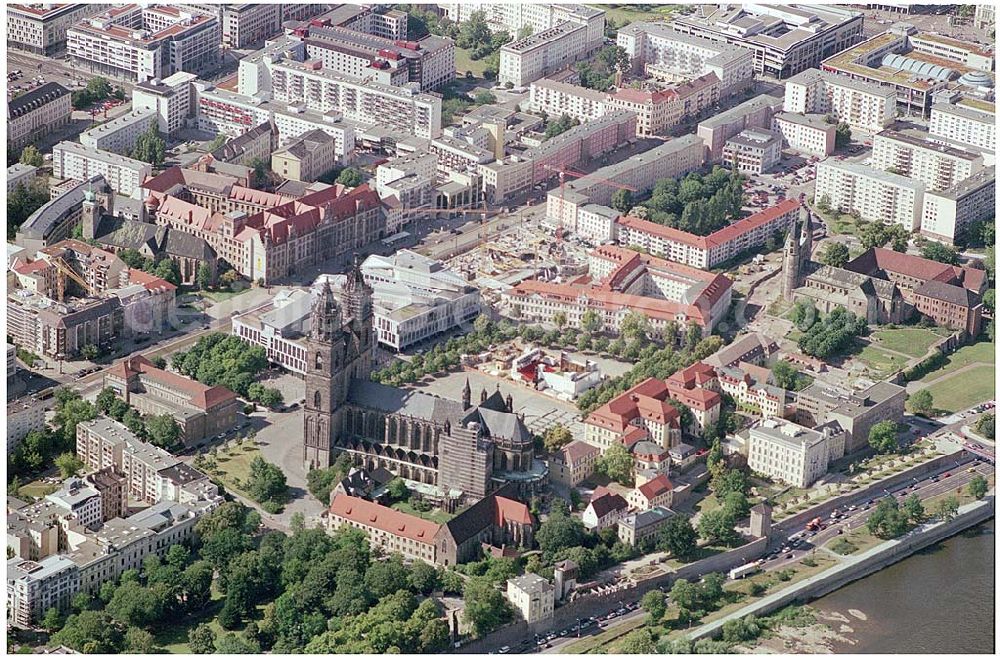 Magdeburg from the bird's eye view: 06.07.04 Magdeburg, Nord LB, Baustelle Hundertwasserhaus, Hauptpost, Dom, Landtag