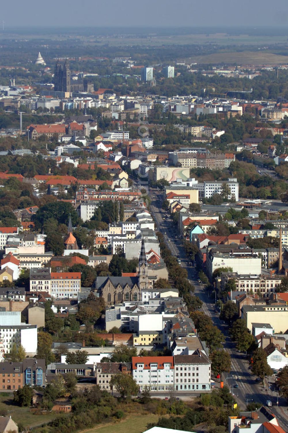 Aerial image Magdeburg - Blick auf Mehrfamilienhäuser / Wohnbauten entlang der Halberstädter Straße im Stadtteil Sudenburg.