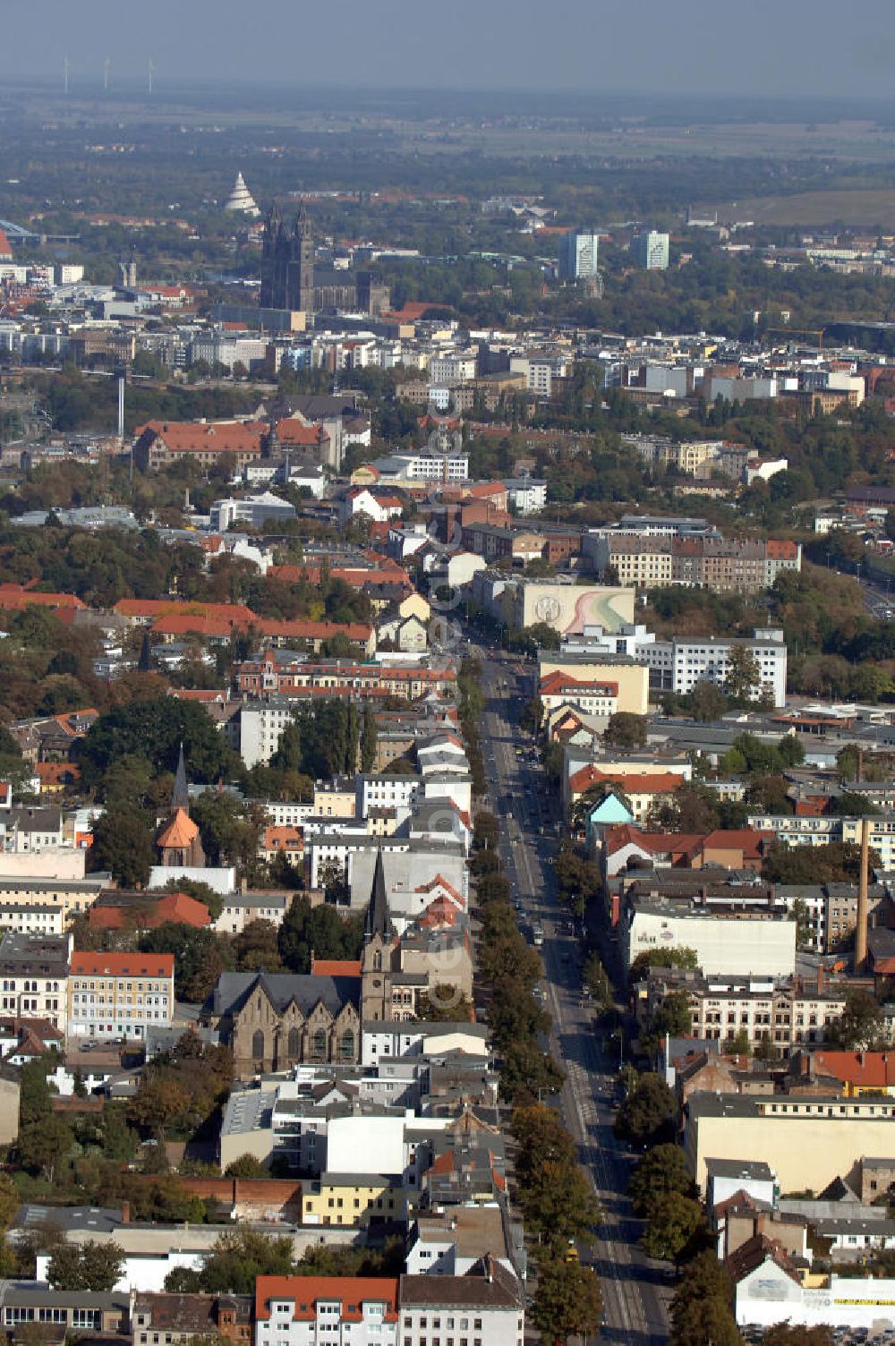 Aerial photograph Magdeburg - Blick auf Mehrfamilienhäuser / Wohnbauten entlang der Halberstädter Straße im Stadtteil Sudenburg.