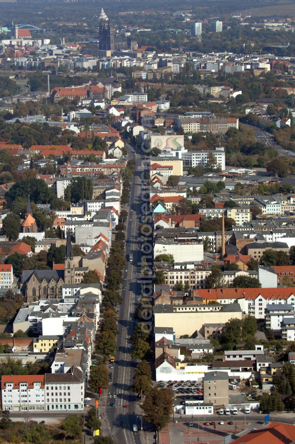 Magdeburg from above - Blick auf Mehrfamilienhäuser / Wohnbauten entlang der Halberstädter Straße im Stadtteil Sudenburg.