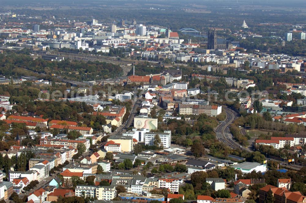 Aerial photograph Magdeburg - Blick auf Wohnhäuser an der Halberstädter Straße im Stadtteil Sudenburg mit der Magdeburger Altstadt im Hintergrund.