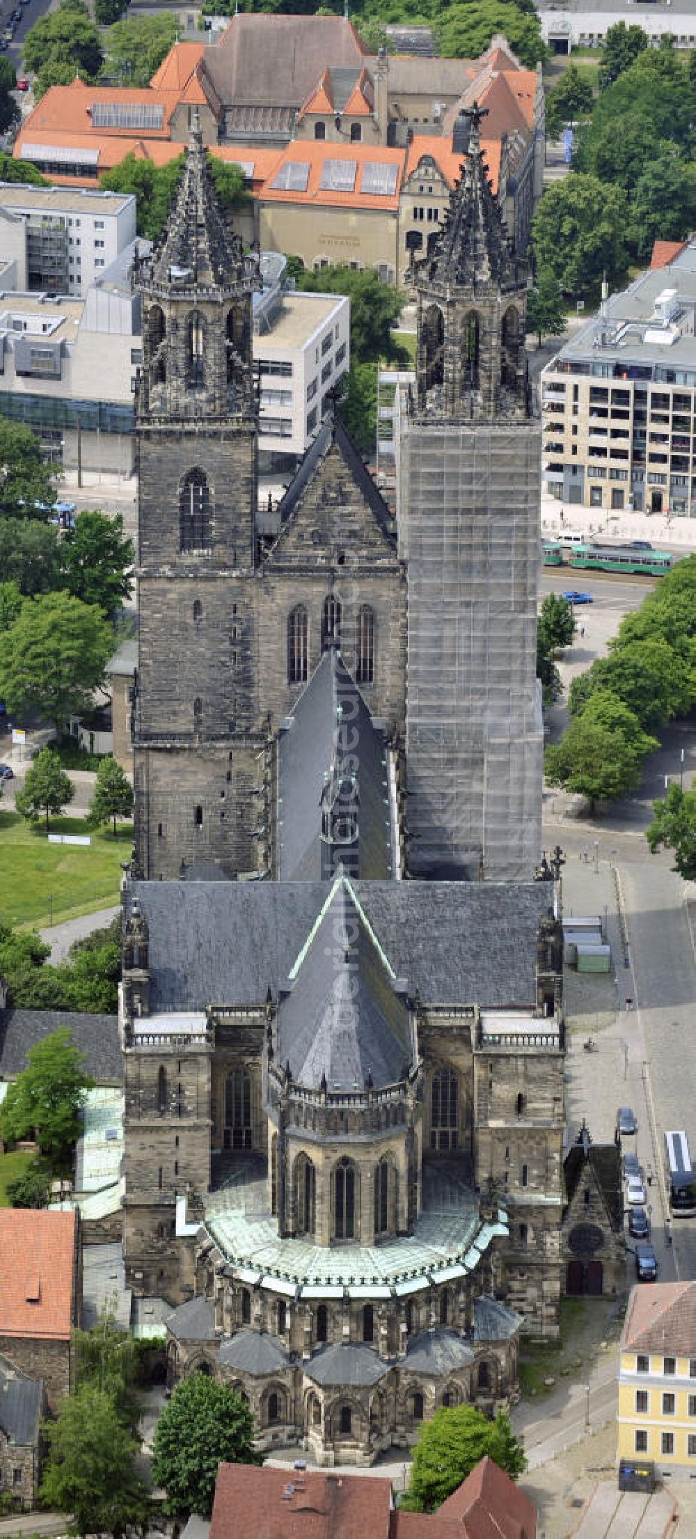 Magdeburg from the bird's eye view: Blick auf den Dom zu Magdeburg St. Mauritius und Katharina. Der Magdeburger Dom ist das älteste gotische Bauwerk auf deutschem Boden, die ehemalige Kathedrale des Erzbistums Magdeburg und zugleich Wahrzeichen der Stadt. View of the Cathedral of Magdeburg St. Mauritius and Catherine. The Magdeburg Cathedral is the oldest Gothic building on German soil, the former cathedral of the Archbishopric of Magdeburg and at the same time city landmark.