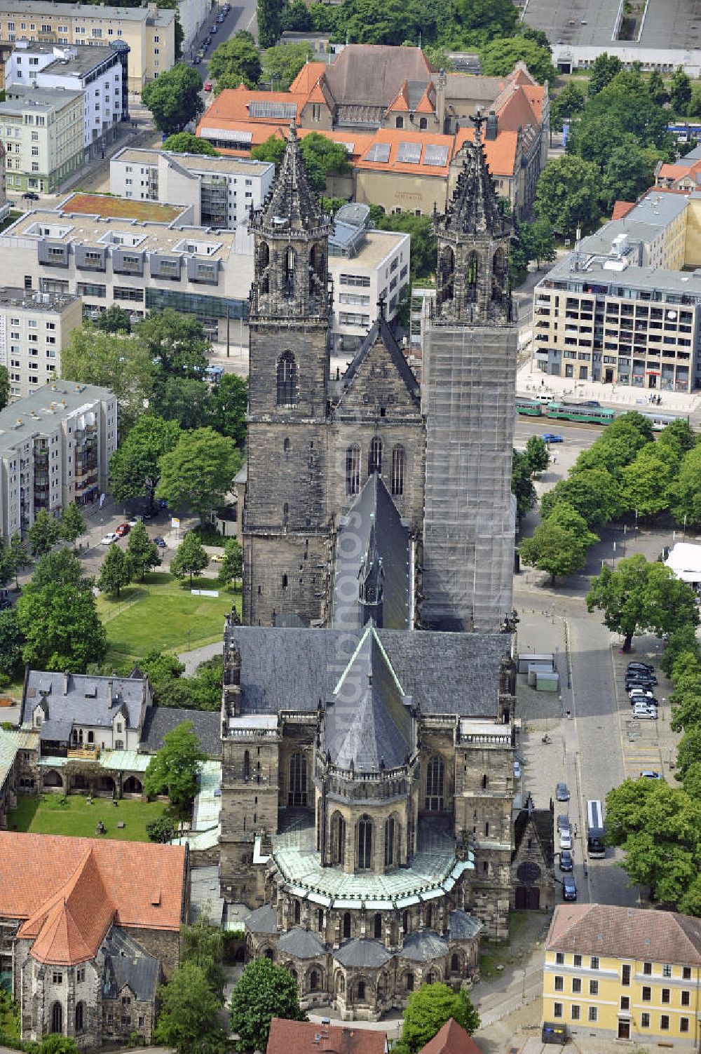 Aerial image Magdeburg - Blick auf den Dom zu Magdeburg St. Mauritius und Katharina. Der Magdeburger Dom ist das älteste gotische Bauwerk auf deutschem Boden, die ehemalige Kathedrale des Erzbistums Magdeburg und zugleich Wahrzeichen der Stadt. View of the Cathedral of Magdeburg St. Mauritius and Catherine. The Magdeburg Cathedral is the oldest Gothic building on German soil, the former cathedral of the Archbishopric of Magdeburg and at the same time city landmark.