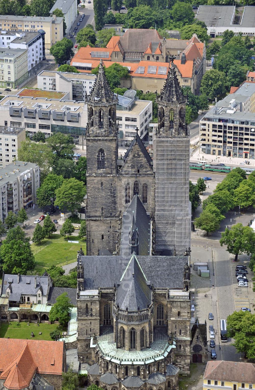 Aerial photograph Magdeburg - Blick auf den Dom zu Magdeburg St. Mauritius und Katharina. Der Magdeburger Dom ist das älteste gotische Bauwerk auf deutschem Boden, die ehemalige Kathedrale des Erzbistums Magdeburg und zugleich Wahrzeichen der Stadt. View of the Cathedral of Magdeburg St. Mauritius and Catherine. The Magdeburg Cathedral is the oldest Gothic building on German soil, the former cathedral of the Archbishopric of Magdeburg and at the same time city landmark.