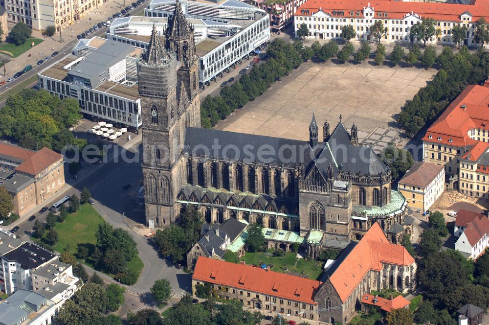 Aerial image Magdeburg - Der evangelische Dom zu Magdeburg St. Mauritius und Katharina, kurz Magdeburger Dom, ist eines der ältesten gotischen Bauwerke Deutschlands und Teil der Strasse der Romanik, die durch Sachsen-Anahlt führt.