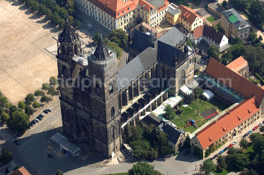 Magdeburg from above - Der evangelische Dom zu Magdeburg St. Mauritius und Katharina, kurz Magdeburger Dom, ist eines der ältesten gotischen Bauwerke Deutschlands und Teil der Strasse der Romanik, die durch Sachsen-Anahlt führt.