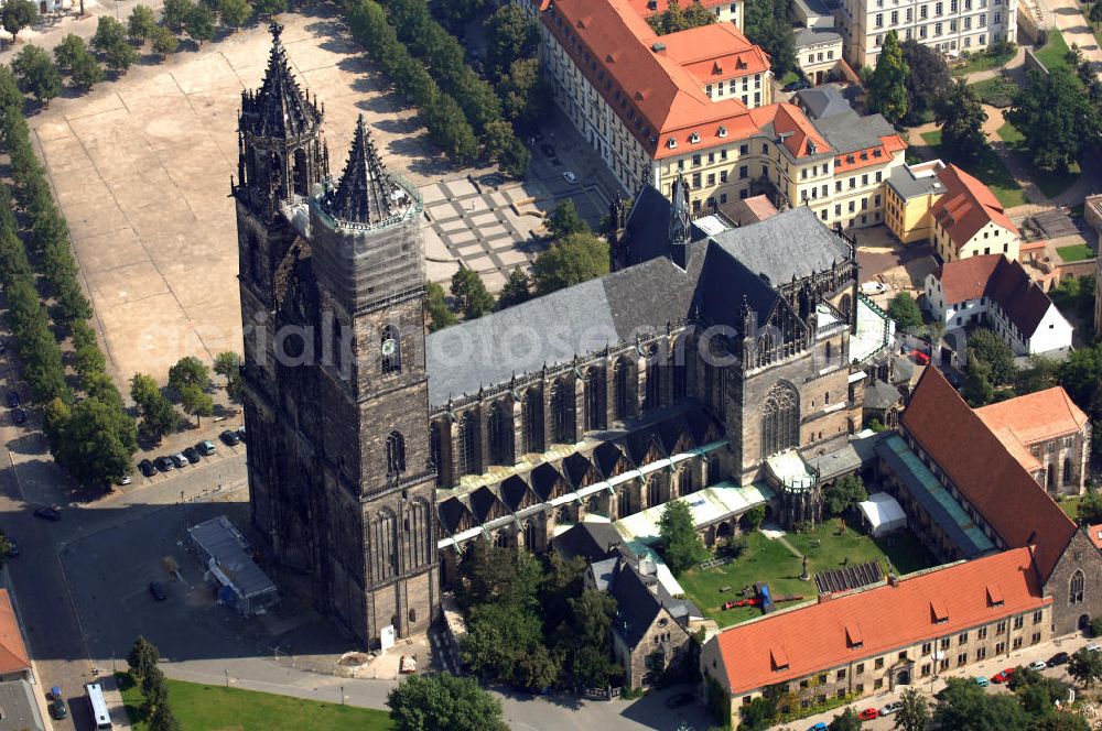 Magdeburg from the bird's eye view: Der evangelische Dom zu Magdeburg St. Mauritius und Katharina, kurz Magdeburger Dom, ist eines der ältesten gotischen Bauwerke Deutschlands und Teil der Strasse der Romanik, die durch Sachsen-Anahlt führt.