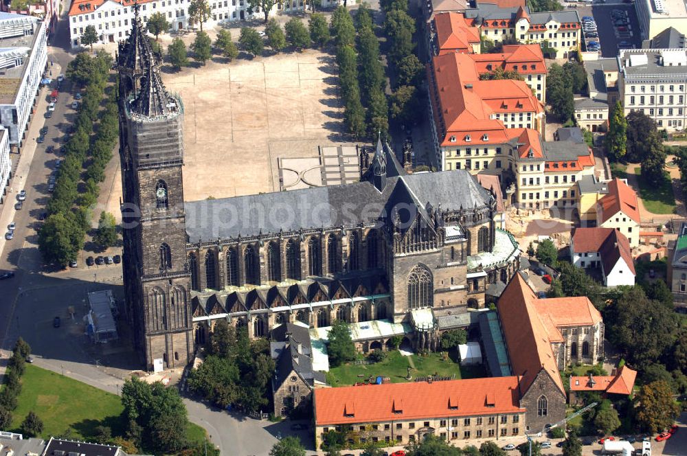 Aerial image Magdeburg - Der evangelische Dom zu Magdeburg St. Mauritius und Katharina, kurz Magdeburger Dom, ist eines der ältesten gotischen Bauwerke Deutschlands und Teil der Strasse der Romanik, die durch Sachsen-Anahlt führt.