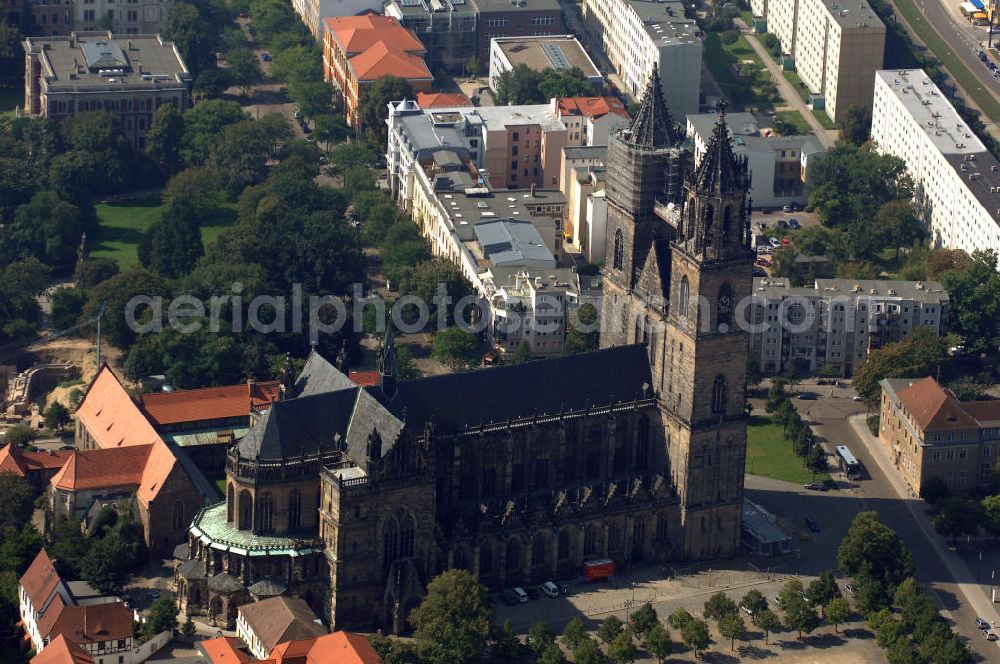 Magdeburg from above - Der evangelische Dom zu Magdeburg St. Mauritius und Katharina, kurz Magdeburger Dom, ist eines der ältesten gotischen Bauwerke Deutschlands und Teil der Strasse der Romanik, die durch Sachsen-Anahlt führt.