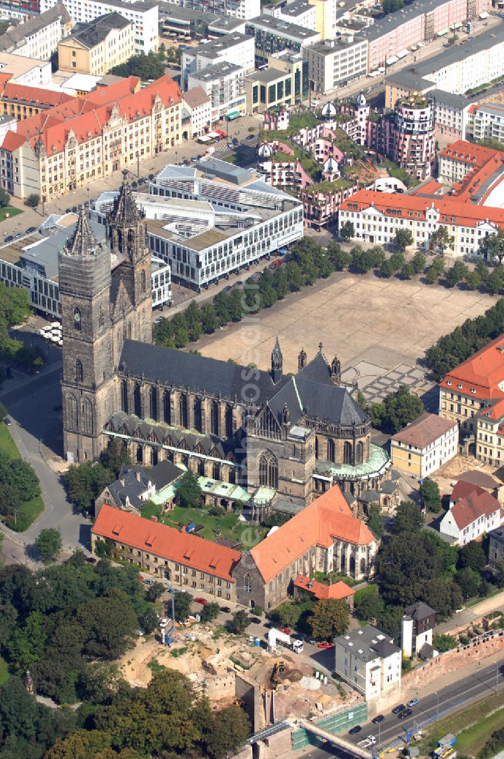 Magdeburg from the bird's eye view: Der evangelische Dom zu Magdeburg St. Mauritius und Katharina, kurz Magdeburger Dom, ist eines der ältesten gotischen Bauwerke Deutschlands und Teil der Strasse der Romanik, die durch Sachsen-Anahlt führt.