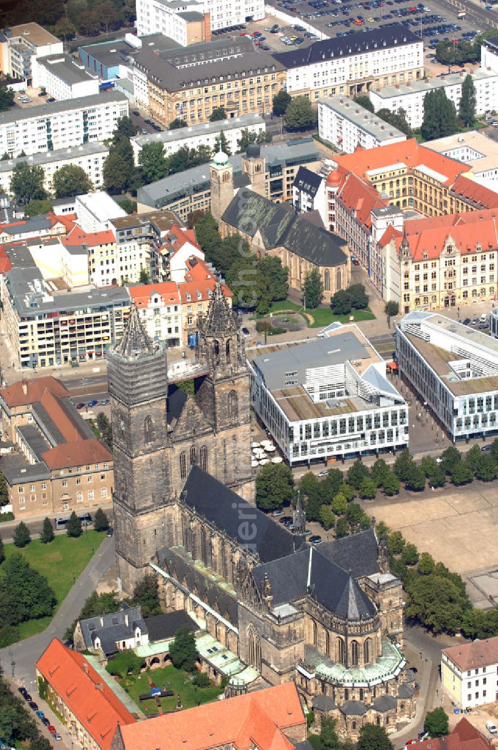 Aerial image Magdeburg - Der evangelische Dom zu Magdeburg St. Mauritius und Katharina, kurz Magdeburger Dom, ist eines der ältesten gotischen Bauwerke Deutschlands und Teil der Strasse der Romanik, die durch Sachsen-Anahlt führt.