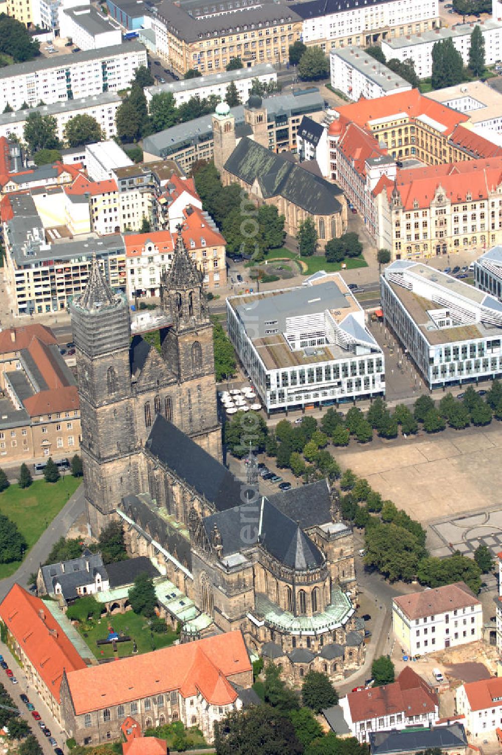 Aerial photograph Magdeburg - Der evangelische Dom zu Magdeburg St. Mauritius und Katharina, kurz Magdeburger Dom, ist eines der ältesten gotischen Bauwerke Deutschlands und Teil der Strasse der Romanik, die durch Sachsen-Anahlt führt.