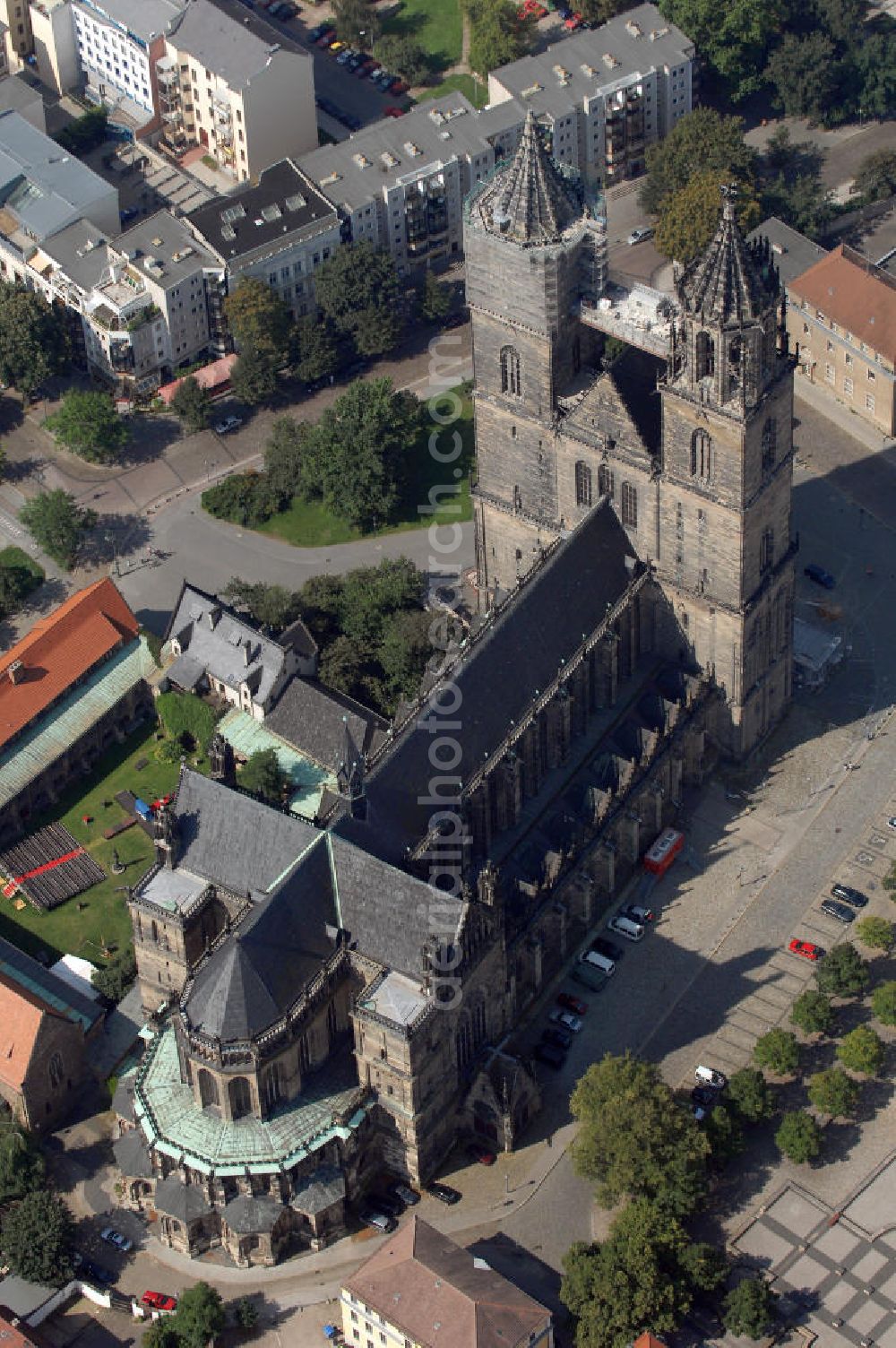 Aerial image Magdeburg - Der evangelische Dom zu Magdeburg St. Mauritius und Katharina, kurz Magdeburger Dom, ist eines der ältesten gotischen Bauwerke Deutschlands und Teil der Strasse der Romanik, die durch Sachsen-Anahlt führt.