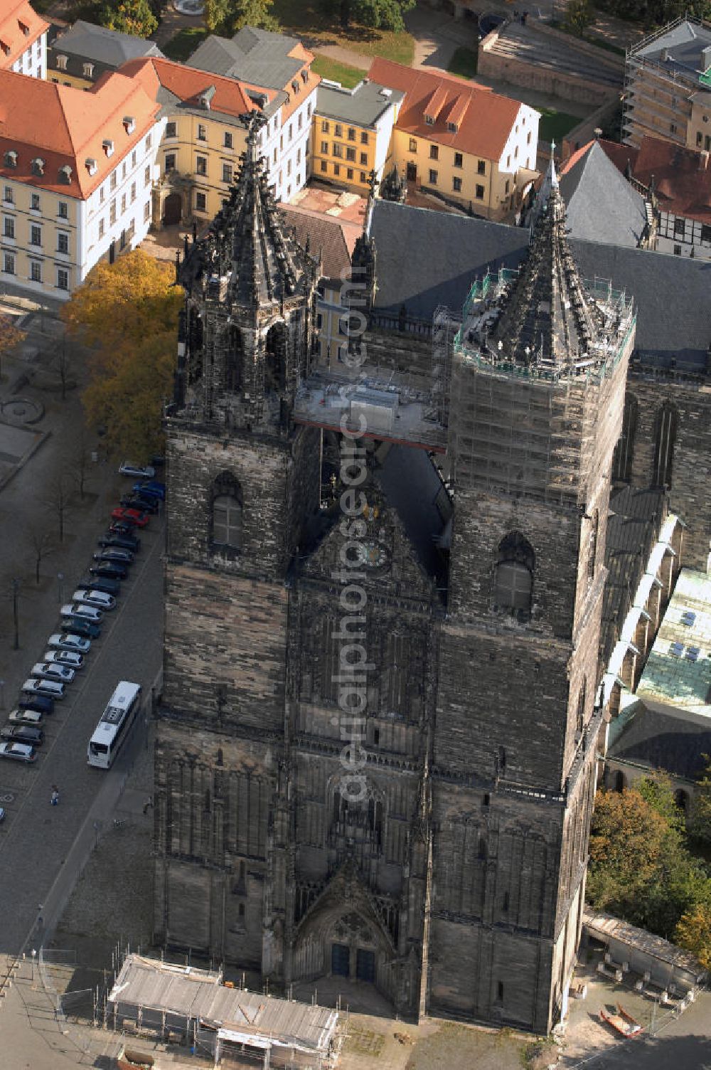 Aerial photograph Magdeburg - Der evangelische Dom ist der ältesten gotischen Bauwerke Deutschlands. Von den 10 bis 15 mittelalterlichen Glocken des Domes sind heute noch fünf erhalten, deren drei großen eines der schwersten und größten Barockgeläute Deutschlands bilden. Und Obwohl der Dom mehrmals geplündert und fast zerstört wurde, birgt er viele Kunstschätze. Adresse: Evangelische Domgemeinde, Am Dom 1, 39104 Magdeburg Tel.: 0391/5410436