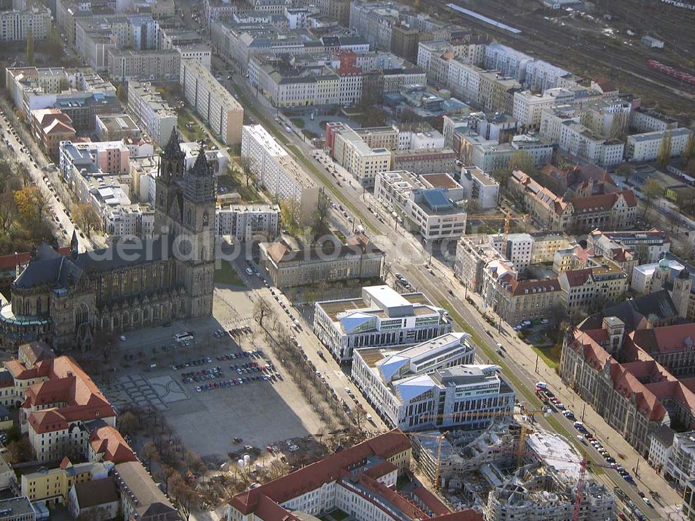 Magedeburg from the bird's eye view: 24.11.2004 Magdeburg, Blick auf den Magdeburger Dom und Magdeburger Landtag auf dem Domplatz in Magdeburg mit NordLB und der Baustelle des Hundertwasserhauses am Breiten Weg.