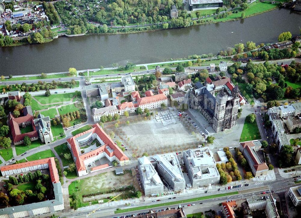 Aerial photograph Magdeburg - Magdeburger Dom mit Marktplatz und dem Sitz der Landesregierung von Sachsen - Anhalt..